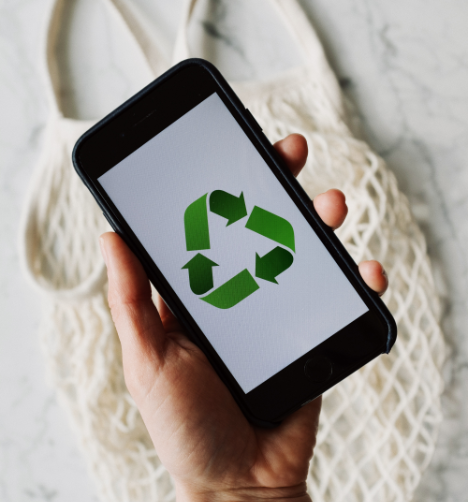 Photo de mobile avec le graphique du cycle de recyclage.